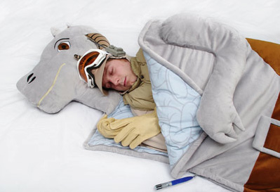 Taun-taun Sleeping Bag /// Check out all our other Star Wars costumes on our blog! #starwars #starwarsparty #maythefourthbewithyou #starwarsbirthday #tauntaun #luke #hansolo #hoth maythefourthbewithyoupartyblog.com