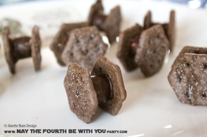 Star Wars Food: Imperial TIE-Fighter S’mores /// Check out our blog for lots of Star Wars Party food recipes and downloadable labels! Great for a Birthday Party or a May the Fourth be with you Party. /// #starwars #starwarsparty #maythefourthbewithyou #starwarsbirthday #starwarsfood #tiefighter #smores #oreothincrips #marshmallows #chocolate maythefourthbewithyoupartyblog.com