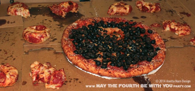 Star Wars Food: Pizza TIE-fighter (with Sandwich Cutter) /// Check out our blog for lots of Star Wars Party food recipes and downloadable labels! Great for a Birthday Party or a May the Fourth be with you Party. /// #starwars #starwarsparty #maythefourthbewithyou #starwarsbirthday #starwarsfood #pizza #tiefighter maythefourthbewithyoupartyblog.com