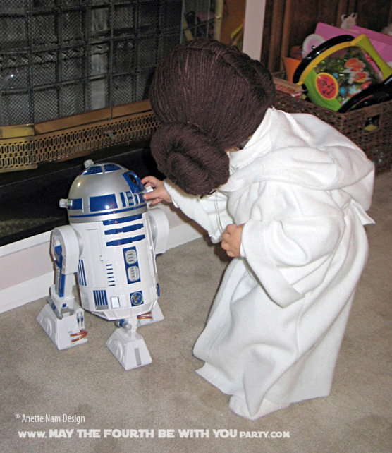 Princess Leia and R2-D2 DIY Costume and Cosplay / Check out lots more Star Wars Halloween costumes and cosplay ideas on our blog / #starwars #halloween #maythefourthbewithyou #maythe4thbewithyou #costume #cosplay #diy #pattern #sewing #leia #geek #nerd #r2d2 / maythefourthbewithyoupartyblog.com