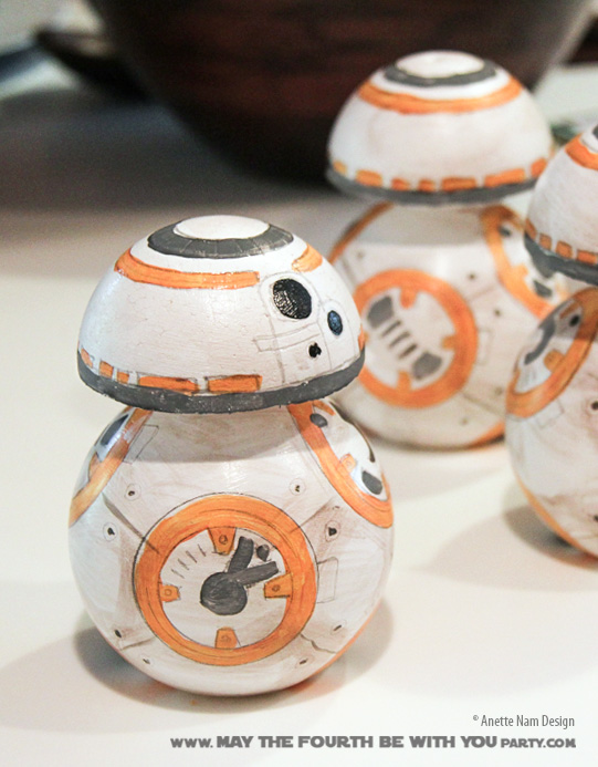 Star Wars Food: DIY Aquaball BB-8 Water Bottle. /// Check out our blog for lots of Star Wars Party food recipes and downloadable labels! Great for a Birthday Party or a May the Fourth be with you Party. /// #starwars #starwarsparty #maythefourthbewithyou #starwarsbirthday #starwarsfood #bb8 #aquaball maythefourthbewithyoupartyblog.com