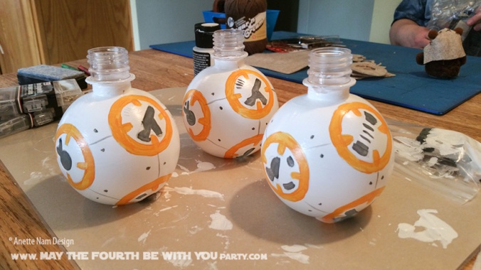 Star Wars Food: DIY Aquaball BB-8 Water Bottle. /// Check out our blog for lots of Star Wars Party food recipes and downloadable labels! Great for a Birthday Party or a May the Fourth be with you Party. /// #starwars #starwarsparty #maythefourthbewithyou #starwarsbirthday #starwarsfood #bb8 #aquaball maythefourthbewithyoupartyblog.com