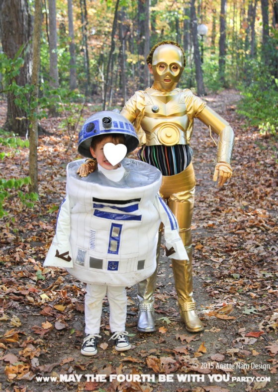 DIY C3PO and R2D2 costumes. Check out all our other Star Wars halloween costumes on our blog! #c3po #r2d2 #starwars #starwarsparty #maythefourthbewithyou #starwarsbirthday #starwarscostume #halloweencostume #cosplay maythefourthbewithyoupartyblog.com