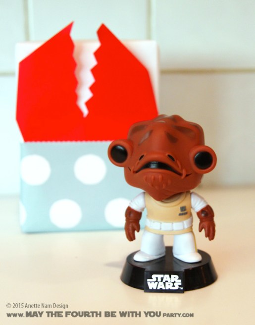 Space Slug Gift Wrapping and Paper Crafts (with Ackbar Bobblehead) /// Check out our blog for lots of Star Wars Party crafts and ideas /// #starwars #starwarsparty #maythefourthbewithyou #starwarsbirthday #spaceslug #papercraft #ackbar maythefourthbewithyoupartyblog.com 