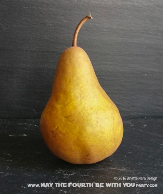 Star Wars Food: Bossk Pear /// Check out our blog for lots of Star Wars Party food recipes and downloadable labels! Great for a Birthday Party or a May the Fourth be with you Party. /// #clonewars #starwars #starwarsparty #theforceawakens #maythefourthbewithyou #starwarsbirthday #starwarsfood #bossk #foodart #bountyhunter #pear #bosc #foodmarkers #dinosaur // maythefourthbewithyoupartyblog.com