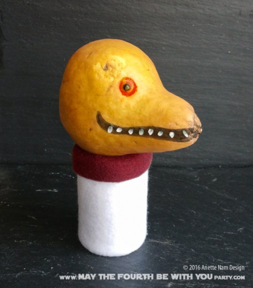 Star Wars Food: Bossk Pear /// Check out our blog for lots of Star Wars Party food recipes and downloadable labels! Great for a Birthday Party or a May the Fourth be with you Party. /// #clonewars #starwars #starwarsparty #theforceawakens #maythefourthbewithyou #starwarsbirthday #starwarsfood #bossk #foodart #bountyhunter #pear #bosc #foodmarkers #dinosaur // maythefourthbewithyoupartyblog.com