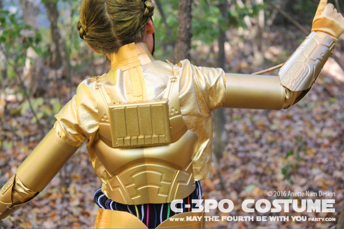 C-3PO DIY Costume and Cosplay / Check out lots more Star Wars Halloween costumes and cosplay ideas on our blog / #starwars #halloween #maythefourthbewithyou #maythe4thbewithyou #costume #ducttape #cosplay #diy #pattern #sewing #theforceawakens #c3po #droid #geek #nerd #spraypaint #gold / maythefourthbewithyoupartyblog.com