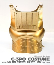 C-3PO DIY Costume and Cosplay / Check out lots more Star Wars Halloween costumes and cosplay ideas on our blog / #starwars #halloween #maythefourthbewithyou #maythe4thbewithyou #costume #ducttape #cosplay #diy #pattern #sewing #theforceawakens #c3po #droid #geek #nerd #spraypaint #gold / maythefourthbewithyoupartyblog.com