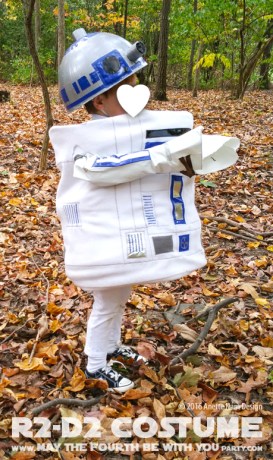 R2-D2 Costume and Cosplay / Check out lots more Star Wars Halloween costumes and cosplay ideas on our blog / #starwars #halloween #maythefourthbewithyou #maythe4thbewithyou #costume #ducttape #cosplay #diy #pattern #sewing #theforceawakens #r2d2 #droid #geek #nerd #fleece / maythefourthbewithyoupartyblog.com