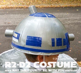 R2-D2 Costume and Cosplay / Check out lots more Star Wars Halloween costumes and cosplay ideas on our blog / #starwars #halloween #maythefourthbewithyou #maythe4thbewithyou #costume #ducttape #cosplay #diy #pattern #sewing #theforceawakens #r2d2 #droid #geek #nerd #fleece / maythefourthbewithyoupartyblog.com