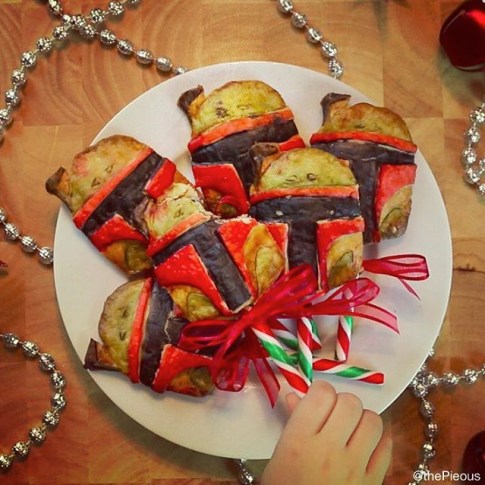 Star Wars Food: Boba Fett Pie Pops // Check out our blog for lots of Star Wars Party food recipes and downloadable labels! Great for a Birthday Party or a May the Fourth be with you Party. // #christmas #starwars #star #wars #starwarsparty #theforceawakens #maythefourthbewithyou #starwarsbirthday #starwarsfood #recipe #pie #landocalrissian #bobafett #boba #fett // maythefourthbewithyoupartyblog.com